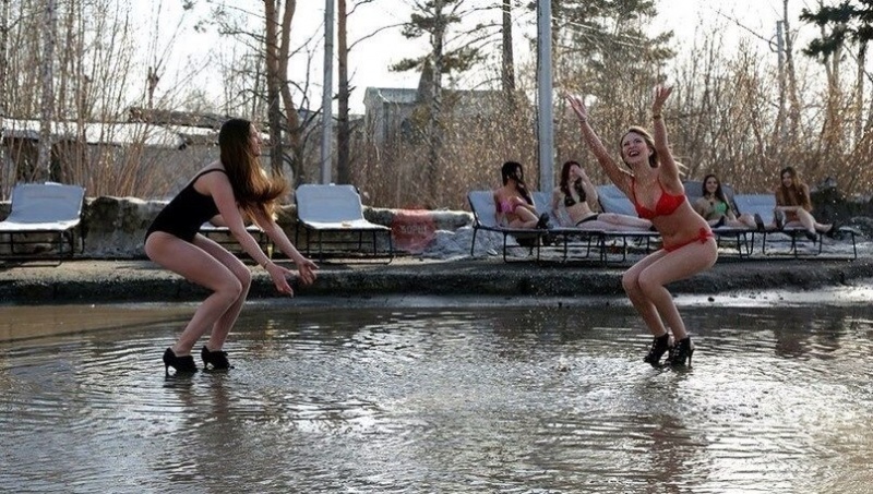 В Новосибирске девушки в бикини привлекают внимание властей к ямам на дорога, акция попала на видео