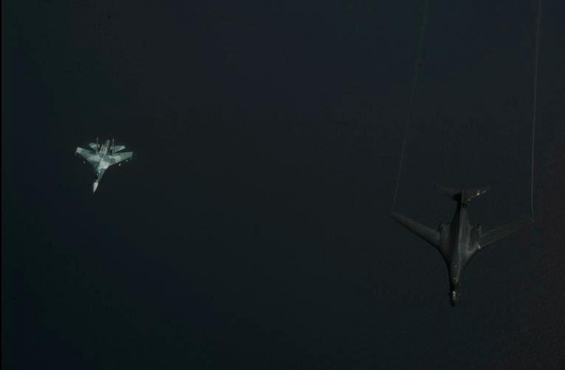 Российский Су-27 перехватил американские бомбардировщики над Балтийским морем