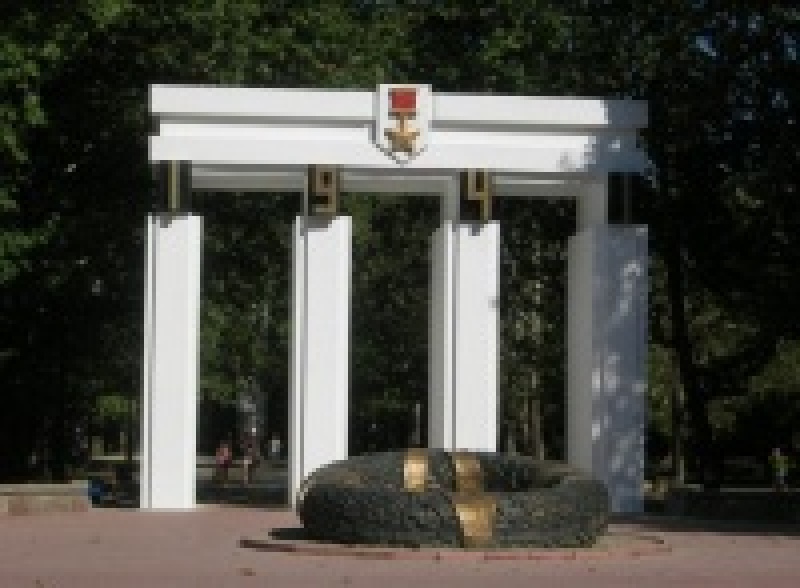 Каменная арка Победы в Комсомольском парке Феодосии