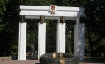 Каменная арка Победы в Комсомольском парке Феодосии